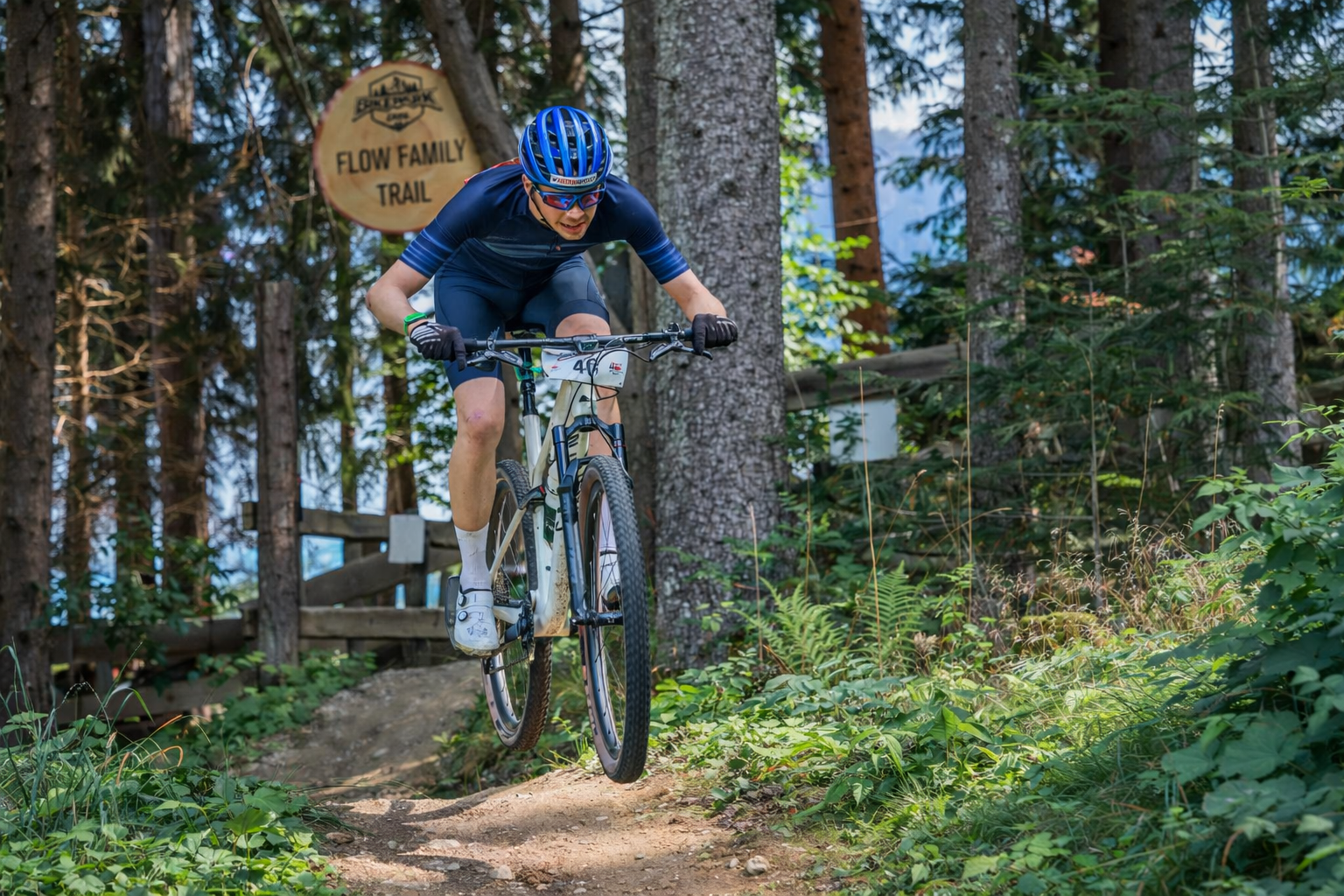 Matthias Temmel beim Sprung auf dem Flow Family Trail